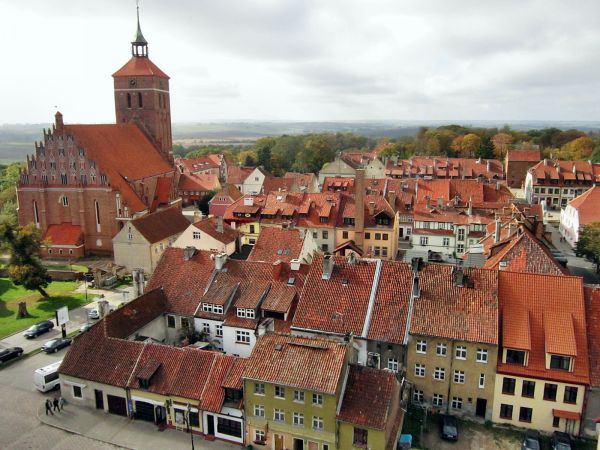 Południowa zabudowa reszelskiej starówki,min.kościół gotycki św. Piotra i Pawła z XIV wieku,oraz zabytkowe kamieniczki starego miasta.