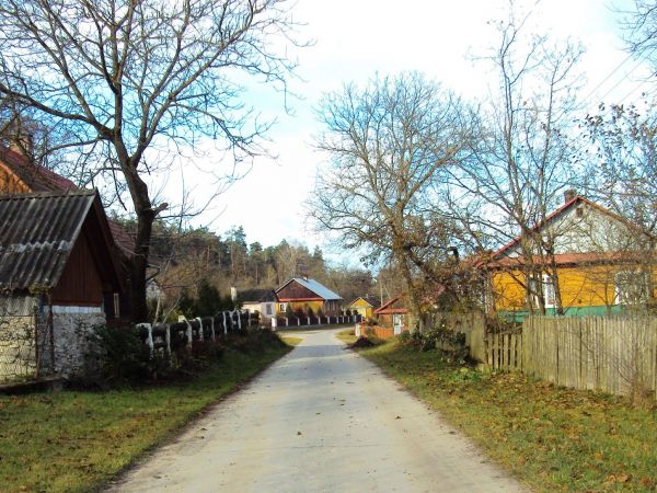 Droga przez wioskę.