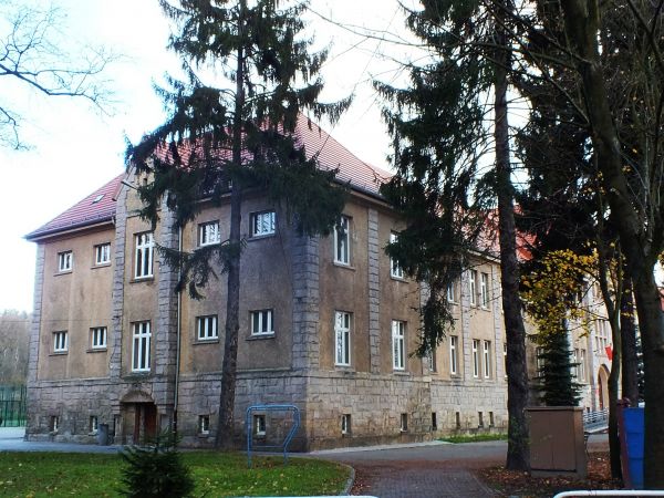 Jeden z kilku budynków w parku Płakowickim mieszczących przed wojną szpitale o różnych specjalnościach