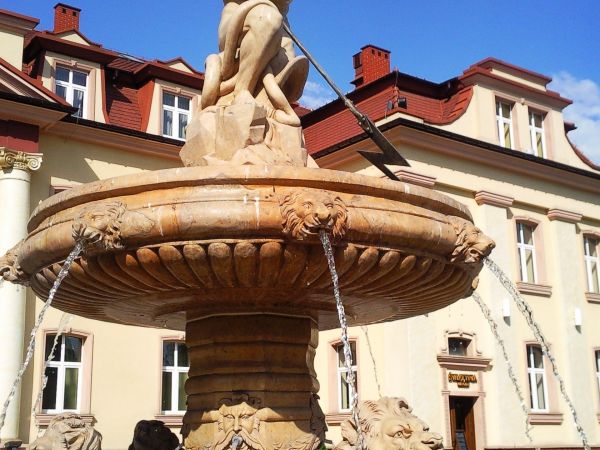 Rzeźba przed Pałacem Saturna