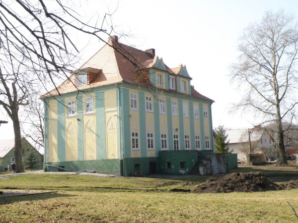 Pałac w Węgrowie obecnie mieści się w nim szkoła i przedszkole