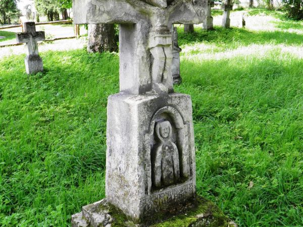 Stary , zabytkowy cmentarz greckokatolicki w Radrużu. Krzyże i figury  nagrobne wykonane przez artystów - kamieniarzy ze Starego Brusna . Wsi nie ma , ludzi nie