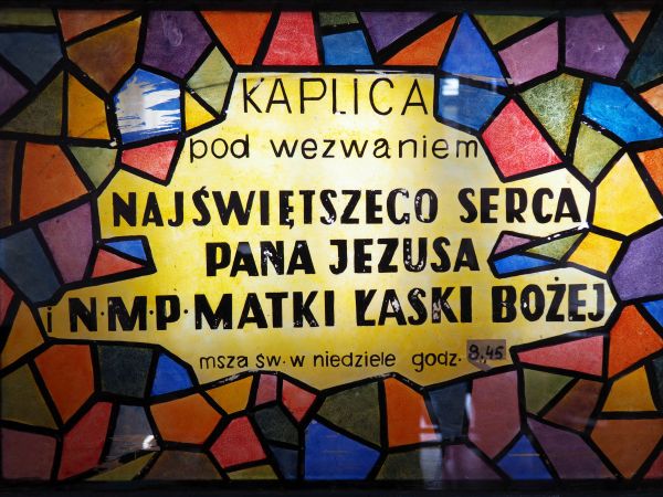 witraż w drzwiach kaplicy szpitalnej w Excelsiorze. W szpitalu tym w sierpniu 1939r. przebywał jako kuracjusz mistrz opowieści reportażowej, nawiązujący do trad