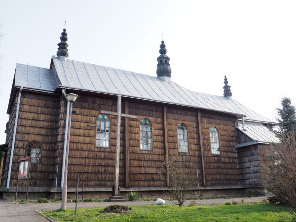 dziś kościół, do 1946r. - cerkiew, odnowiona, od wschodu prezbiterium zamknięte ścianą prostą, prostokątna nawa i dobudowany później od zachodu babiniec, okna z