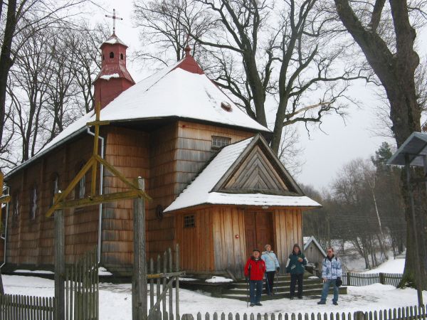 przed: cerkwią greckokatolicką pw. św. Jerzego, zbudowana w 1835r. Przedsionek dobudowany w 1924r. Od 1946r. cerkiew użytkowana jako kościół rzymskokatolicki.