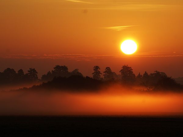 Jesienny wschód słońca nad Buntowem