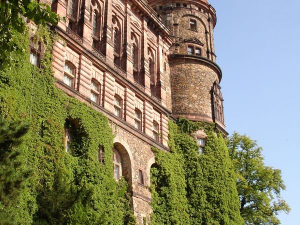 Zamek Książ - wybudowany w latach 1288-1292 przez księcia świdnicko-jaworskiego Bolka I Surowego . Od 1509 r. jako zastaw, a od 1605 r. wykupiony i wlasnosc dzi