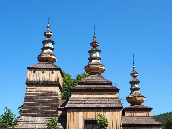 cerkiew - wiele takich na Szlaku Architektury Drewnianej, ale tą - w opinii malarzy a także turystów - cechowało to, że "zawsze miała tendencję" do przechyleń -