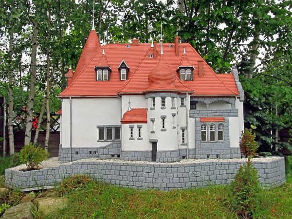 KOWARY - Park Miniatur Zabytków Dolnego Śląska - Dom Gerharta Hauptmanna, mająca już ponad stu letnią historie Willa „Polny Kamień”, wybudowana została w stylu