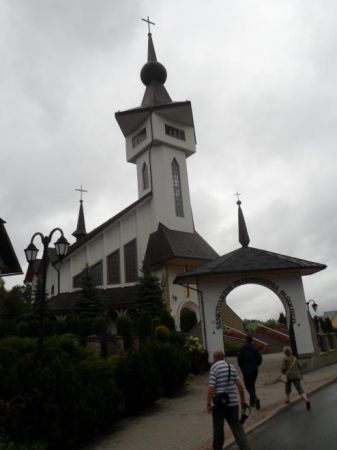 nowo wybudowany kościół w Krużlowej stanowi wotum wdzięczności za łaski, których od wieków doznawali Parafianie i Mieszkańcy okolicznych miejscowości przed Łask