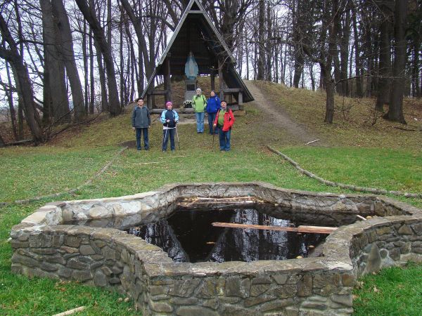 do lat 80-tych XX wieku we dworze mieszkały Siostry Służebniczki, w 1987r. kompleks dworski przechodzi w ręce Diecezji Przemyskiej - na zdjęciu: przed figurą Ma