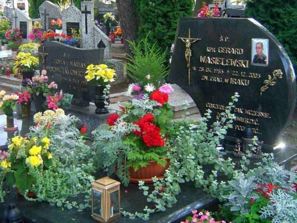 Gerard Wasielewski - zginął 22 grudnia 2003 w wypadku nieumyślnego postrzelenia przez kolegę w Karbali.