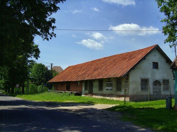 Grodzki Młyn-stare zabytkowe zabudowania w Grodzkim Młynie przy szosie miedzy Reszlem a Mnichowem