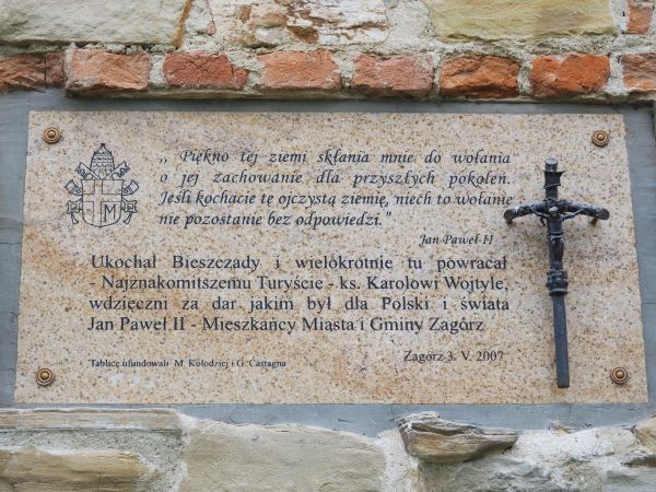 tablica dziękczynna - ku pamięci... j/w, na murach zewnętrznych klasztornego kościoła. Tu wspomnę,  iż do czasu zaborów działało w Polsce 28 klasztorów karmelit