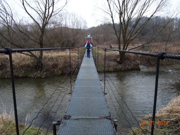 kładka nad rzeką Sanoczek, dalej pasmo Glinice a poniżej w lewo: polna droga do wsi Trepcza /jest galeria - zapraszam/.