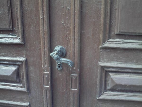 Jedna z nowowiejskich klamek.
Ta chyba jeszcze pamięta Neuedorf.
ul. Grunwaldzka.