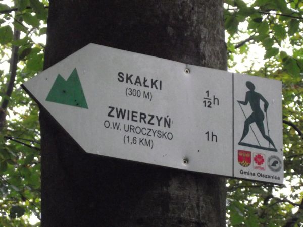 oznaczenia na wytyczonych trasach - sugerujemy, by nie zbaczać - dla własnego bezpieczeństwa i szacunku do miejsc i tych naszych "pobratymców" co trasy wytyczal