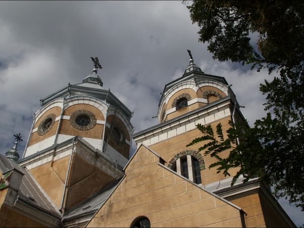 Murowana cerkiew grecko-katolicka,  poświęcona w roku 1912 ,  pod wezwaniem św. Michała Archanioła. Monumentalna budowla w typie bizantyjskim (ukraińskim), na r