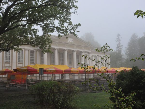 Wolsztyn. Hotel i Restauracja  "Pałac Wolsztyn" w parku nad jeziorem Wolsztyńskim w przeddzień Dni Wolsztyna - 30.04.2010 r.