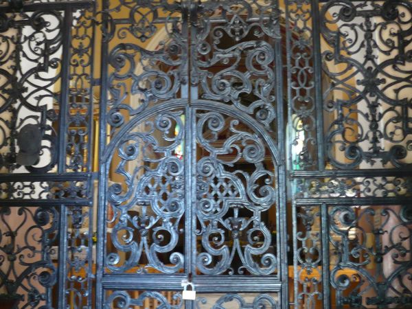 Fragment kutej kraty z 1732r z kościoła cysterek w Ołoboku.