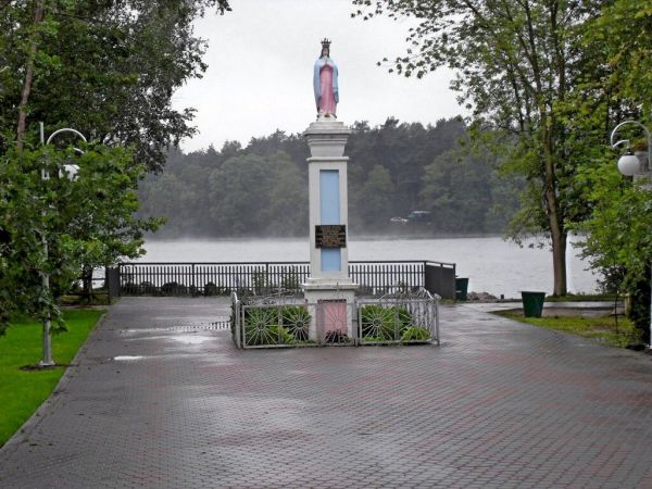 Figurka Matki Boskiej nad jeziorem