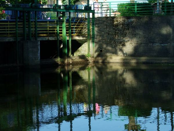 Sluza na  Wierzycy-  widok od strony parku miejskiego
