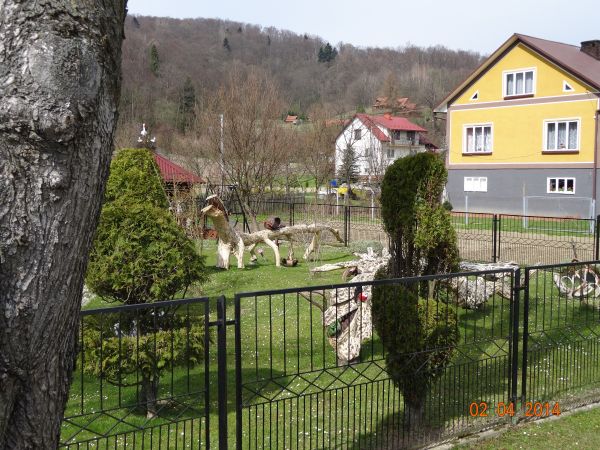 toż to stado jakoweź, wyje jakby, może nienażarte ?... o smokach my słyszeli  a nawet kiedyś się uczyli - ale żeby tu ? w tak spokojnej okolicy !