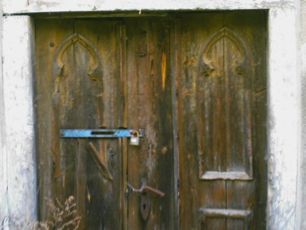 Jedne z drzwi prowadzących do piwnic pałacowych.