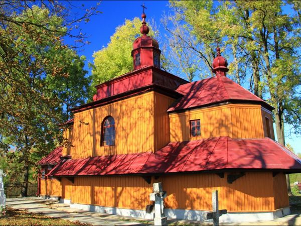 Dawna , drewniana cerkiew greckokatolicka pw. Niepokalanego Poczęcia NMP , wybudowana w 1781 r. Od 1971 r. pełni funkcję rzymskokatolickiej kaplicy filialnej.