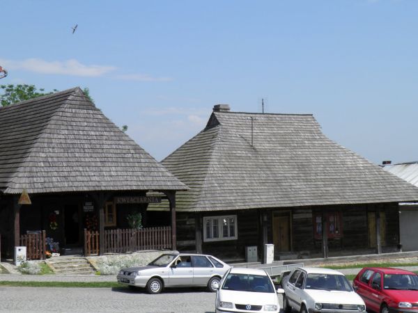 Drewniane domy z XIX wieku  w Rynku  w Pruchniku. Widok  unikatowy.