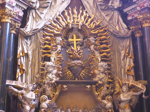 ołtarz w kaplicy Serca Jezusowego, barokowy, zbudowany z elementów dwóch wcześniejszych ołtarzy : św. Franciszka Ksawerego i Najświętszego Serca Jezusowego,anio