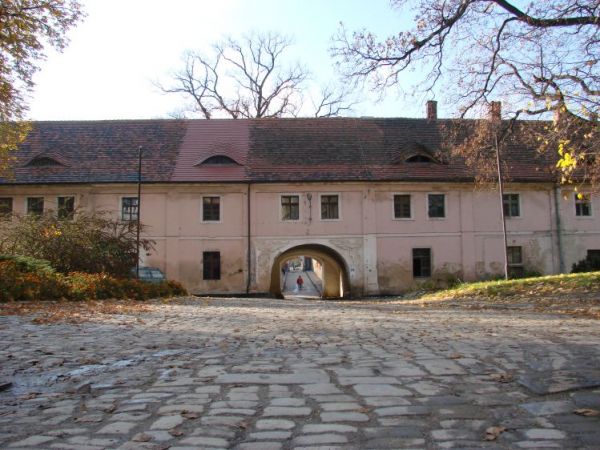 DZIEDZINIEC  Z  DRUGĄ  BRAMĄ.
 Do klasztoru należała niegdyś wieś Jaworowice, została nadana cystersom przez księcia Bolesława Rogatkę przy okazji organizowani