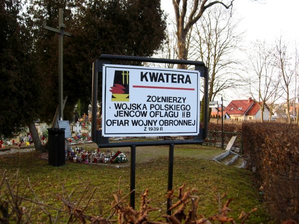 Na cmentarzu miejskim w Choszcznie znajduje się kwatera żołnierzy Wojska Polskiego - jeńców wojennych zmarłych w Oflagu II B, ofiar wojny obronnej z 1939 r.