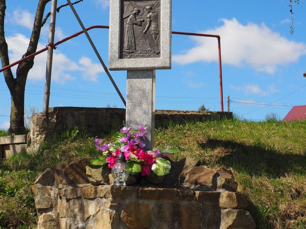 od kościoła parafialnego - szlakiem pątniczym - do kościółka "pod lasem" : stacje Męki Pańskiej, wszystkie w formie jak na zdjęciu.