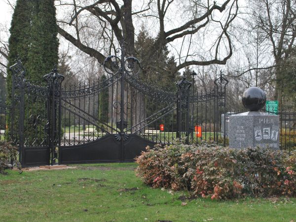 Zabytkowa brama u wejścia do parku im. Stanisława Staszica.