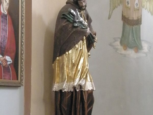 Zabytkowa figura św. Nepomucenia