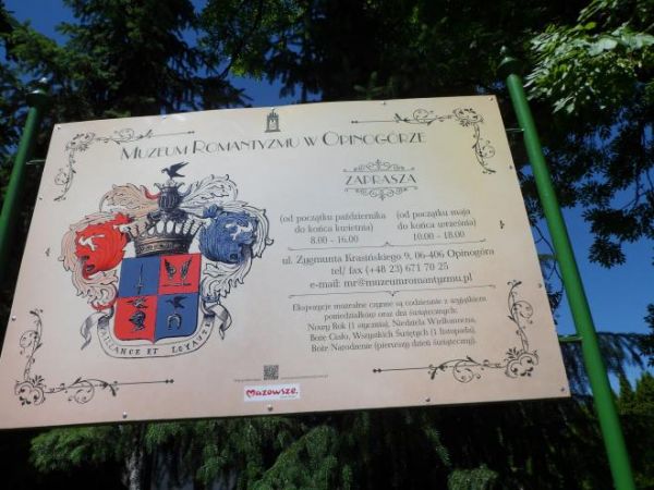 tzw. witacz - plansza przy wejściu na teren zespołu parkowo - pałacowego.