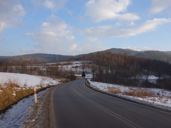 Harbutowice.Widok z drogi wojewódzkiej .Po lewej Szklana Góra,po prawej Kijowa Góra.