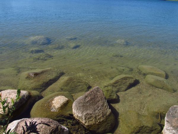 Głazy skalne na ujściu kanału Wdy z jeziora w Jeziornej przy plaży gminnej