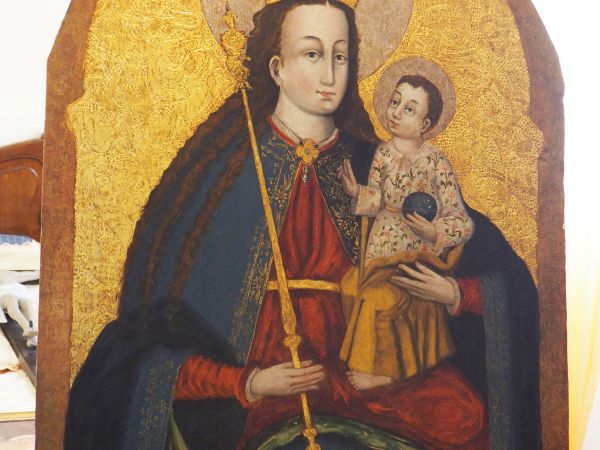 Łaskawy Obraz Matki Bożej - u dołu obrazu w XV wieku malarz umieścił napis : "Oto Jezus spoczywa w objęciach Matki Dziewicy, dla której tronem jest niebo, a pod