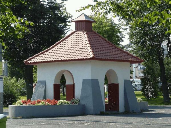 Zabytkowa  studnia na rynku kolbuszowskim