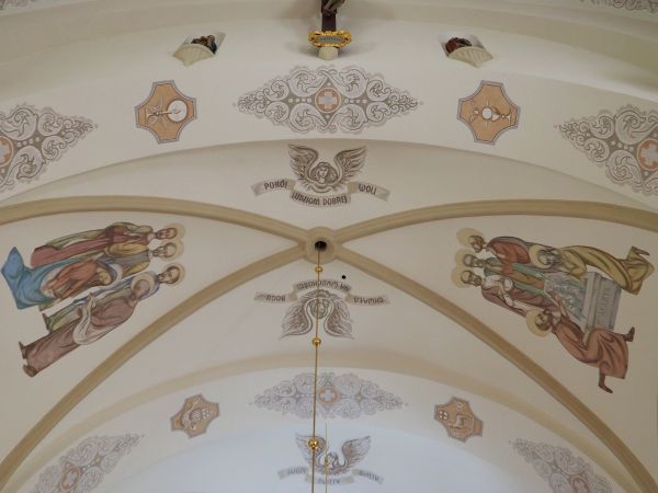 sklepienie kościoła zdobi wspaniała, kunsztowna polichromia.