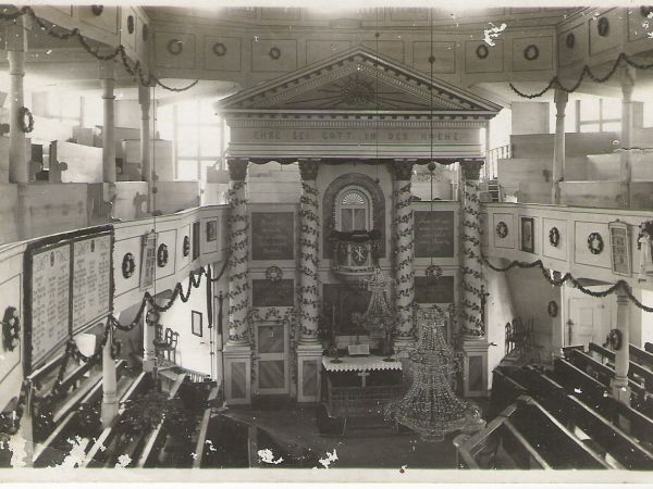 Zbylutów. Wnętrze zburzonego kościoła ewangelickiego w roku 1955  od strony ołtarza