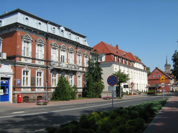 Wolsztyn, ul. 5 Stycznia, budynek Poczty oraz Starostwo Powiatowe.