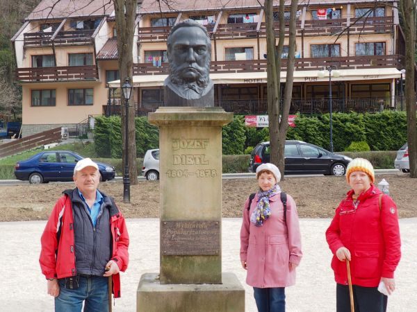 przy pomniku Józefa Dietla - profesora i doktora, który rozsławił Iwonicz w swoich pracach naukowych, nazywając go "Księciem Wód Jodowych".W pracach swoich udow