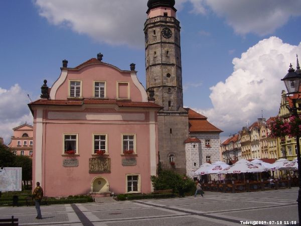 Ratusz obecny zewnętrzny widok to wiek 18. - wcześniejsza późnogotycka to lata 1525-35, z tego okresu jest wieża ratuszowa i przy nim część północna przyległa.