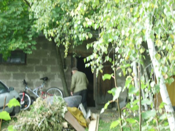 Ten stary pan na zdjęciu,to mój wujek. Ma ponad 80 lat. Jego zona to schorowana kobieta. Złapałem go w obiektyw,kiedy z wściekłością wyrzucał moje rzeczy(materi