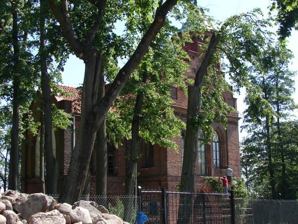 Remontowany zameczek neogotycki  czerwiec 2011