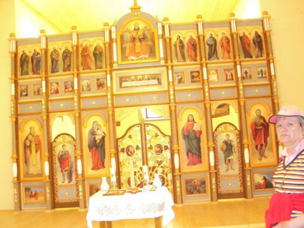 przed: w ołtarzu głównym - w cerkwi oddanej wiernym we wrześniu 2013r. po gruntownym remoncie - nastawa, trybuna / pulpit i ikonostas /współczesne/.