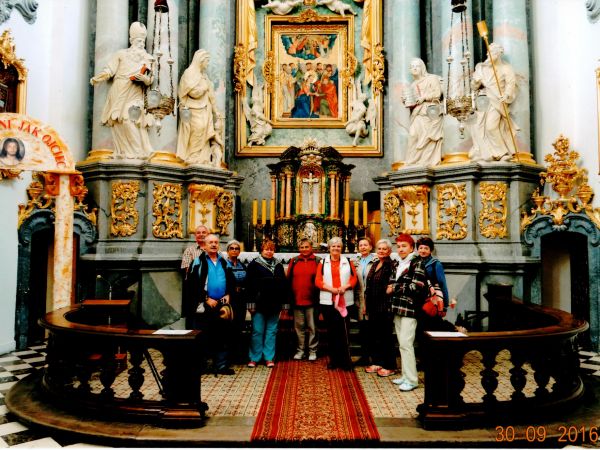 w prezbiterium bazyliki - n/z z panią przewodnik po całym zespole jezuickim - tj. kościele, skarbczyku, wirydarzu, kaplicach, muzeum misjonarskim, ogrodach bibl